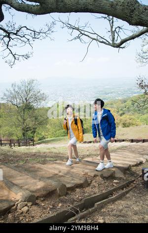 Uomo e donna che salgono le scale Foto Stock