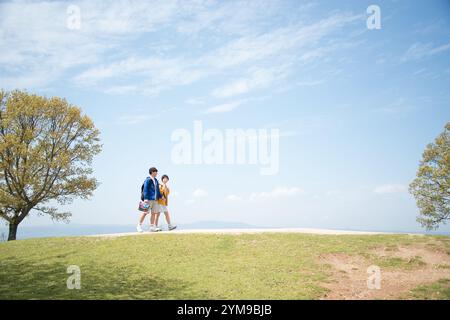 Uomini e donne che camminano sulla cima. Foto Stock