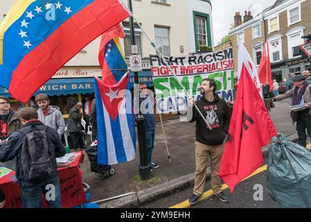 Londra, Regno Unito. 1 maggio 2017. Il gruppo comunista rivoluzionario combatte il razzismo combatte l'imperialismo con le bandiere cubane e venezuelane a Clerkenwell Green prima di marciare attraverso Londra per un raduno a Trafalgar Square. Essi celebrano i numerosi risultati della lotta dei lavoratori nel corso degli anni e dimostrano la loro determinazione a combattere i tentativi di ridurre i diritti dei lavoratori e a continuare la lotta per l'uguaglianza e la giustizia. Foto Stock