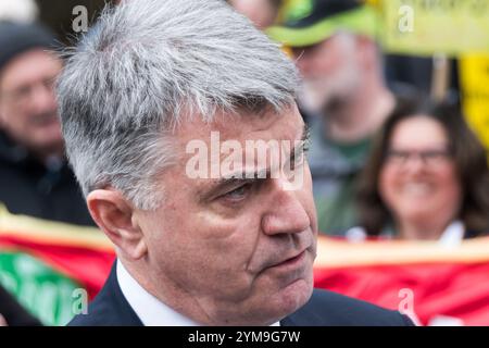 Londra, Regno Unito. 26 aprile 2017. Il segretario generale Mick Cash alla protesta nazionale della RMT fuori dal Parlamento per celebrare un anno dall'inizio della loro disputa con la Southern Rail sull'introduzione del solo conducente. La protesta è stata sostenuta dagli utenti disabili del DPAC che vedono la presenza di guardie a capo delle porte come essenziale per la sicurezza dei passeggeri disabili. La sicurezza dei passeggeri è chiaramente a rischio nei lunghi treni a 8, 10 o 12 carrozze su molte rotte meridionali, a meno che un membro del personale non si trovi effettivamente sulla piattaforma per sorvegliare i passeggeri che scendono e salgono a bordo dei treni. Foto Stock