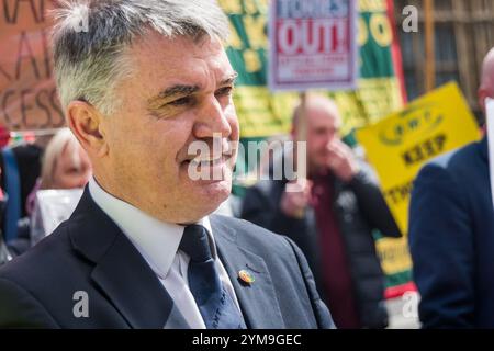 Londra, Regno Unito. 26 aprile 2017. Il segretario generale Mick Cash alla protesta nazionale della RMT fuori dal Parlamento per celebrare un anno dall'inizio della loro disputa con la Southern Rail sull'introduzione del solo conducente. La protesta è stata sostenuta dagli utenti disabili del DPAC che vedono la presenza di guardie a capo delle porte come essenziale per la sicurezza dei passeggeri disabili. La sicurezza dei passeggeri è chiaramente a rischio nei lunghi treni a 8, 10 o 12 carrozze su molte rotte meridionali, a meno che un membro del personale non si trovi effettivamente sulla piattaforma per sorvegliare i passeggeri che scendono e salgono a bordo dei treni. Foto Stock