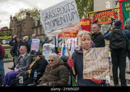 Londra, Regno Unito. 26 aprile 2017. I sostenitori in sedie a rotelle alla protesta nazionale RMT fuori dal Parlamento per celebrare un anno dall'inizio della loro disputa con la Southern Rail sull'introduzione del funzionamento solo dei conducenti. La protesta è stata sostenuta dagli utenti disabili del DPAC che vedono la presenza di guardie a capo delle porte come essenziale per la sicurezza dei passeggeri disabili. La sicurezza dei passeggeri è chiaramente a rischio nei lunghi treni a 8, 10 o 12 carrozze su molte rotte meridionali, a meno che un membro del personale non si trovi effettivamente sulla piattaforma per sorvegliare i passeggeri che scendono e salgono a bordo dei treni. A. Foto Stock