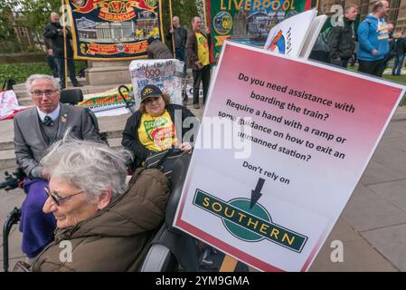 Londra, Regno Unito. 26 aprile 2017. I sostenitori in sedie a rotelle alla protesta nazionale RMT fuori dal Parlamento per celebrare un anno dall'inizio della loro disputa con la Southern Rail sull'introduzione del funzionamento solo dei conducenti. La protesta è stata sostenuta dagli utenti disabili del DPAC che vedono la presenza di guardie a capo delle porte come essenziale per la sicurezza dei passeggeri disabili. La sicurezza dei passeggeri è chiaramente a rischio nei lunghi treni a 8, 10 o 12 carrozze su molte rotte meridionali, a meno che un membro del personale non si trovi effettivamente sulla piattaforma per sorvegliare i passeggeri che scendono e salgono a bordo dei treni. A. Foto Stock