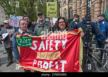 Londra, Regno Unito. 26 aprile 2017. Uno striscione con il messaggio "sicurezza prima del profitto" alla protesta nazionale RMT fuori dal Parlamento per celebrare un anno dall'inizio della loro controversia con la Southern Rail sull'introduzione del funzionamento del solo conducente. La protesta è stata sostenuta dagli utenti disabili del DPAC che vedono la presenza di guardie a capo delle porte come essenziale per la sicurezza dei passeggeri disabili. La sicurezza dei passeggeri è chiaramente a rischio nei lunghi treni a 8, 10 o 12 carrozze su molte rotte meridionali, a meno che un membro del personale non si trovi effettivamente sulla piattaforma per sorvegliare l'atterraggio dei passeggeri Foto Stock