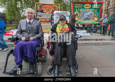 Londra, Regno Unito. 26 aprile 2017. I sostenitori in sedie a rotelle alla protesta nazionale RMT fuori dal Parlamento per celebrare un anno dall'inizio della loro disputa con la Southern Rail sull'introduzione del funzionamento solo dei conducenti. La protesta è stata sostenuta dagli utenti disabili del DPAC che vedono la presenza di guardie a capo delle porte come essenziale per la sicurezza dei passeggeri disabili. La sicurezza dei passeggeri è chiaramente a rischio nei lunghi treni a 8, 10 o 12 carrozze su molte rotte meridionali, a meno che un membro del personale non si trovi effettivamente sulla piattaforma per sorvegliare i passeggeri che scendono e salgono a bordo dei treni. A. Foto Stock