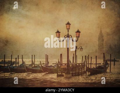 Immagine d'epoca delle gondole a Venezia all'alba, in Veneto, Italia. Foto Stock
