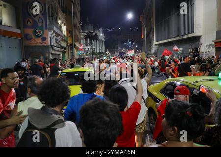 Rio De Janeiro, RJ, Brasile. 31 ottobre 2022. I sostenitori di Lula si dirigono verso Piazza Cinelandia nel centro di Rio de Janeiro dopo la sua elezione. Per diversi mesi, il candidato del Partito dei lavoratori Luiz InÃcio Lula da Silva, noto come "Lula", ha fatto una campagna in Brasile contro l'ex presidente di estrema destra Jair Bolsonaro. Lula guidò il primo turno il 2 ottobre 2022, prima di vincere le elezioni. (Credit Image: © Apolline Guillerot-Malick/SOPA Images via ZUMA Press Wire) SOLO PER USO EDITORIALE! Non per USO commerciale! Foto Stock