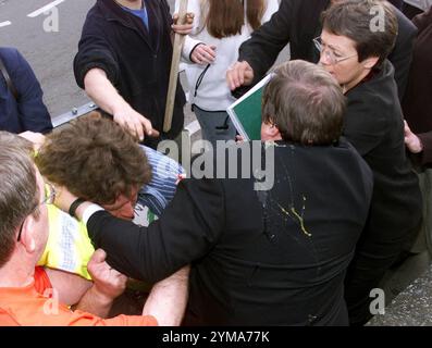 Foto del file del 16/05/01 del vice primo ministro John Prescott circondato da manifestanti dopo essere stato colpito da un uovo mentre era arrivato al Little Theatre, nella località balneare del Galles settentrionale di Rhyl, dove doveva partecipare a una manifestazione del Partito Laburista. L'ex vice primo ministro John Prescott è morto all'età di 86 anni a seguito di una battaglia con l'Alzheimer, la sua famiglia ha annunciato. Data di pubblicazione: Giovedì 21 novembre 2024. Foto Stock