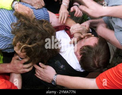 Foto del file del 16/05/01 del vice primo ministro John Prescott circondato da manifestanti dopo essere stato colpito da un uovo mentre era arrivato al Little Theatre, nella località balneare del Galles settentrionale di Rhyl, dove doveva partecipare a una manifestazione del Partito Laburista. L'ex vice primo ministro John Prescott è morto all'età di 86 anni a seguito di una battaglia con l'Alzheimer, la sua famiglia ha annunciato. Data di pubblicazione: Giovedì 21 novembre 2024. Foto Stock