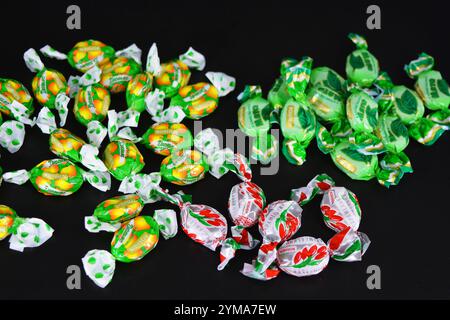 Cibo, prelibatezze, vacanze, feste. Deliziose caramelle di frutta a base di succo ed estratto di frutta confezionate in polietilene colorato e luminoso. Foto Stock