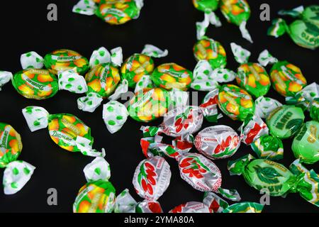 Cibo, prelibatezze, vacanze, feste. Deliziose caramelle di frutta a base di succo ed estratto di frutta confezionate in polietilene colorato e luminoso. Foto Stock