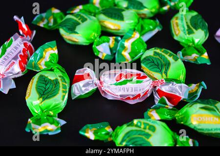 Cibo, prelibatezze, vacanze, feste. Deliziose caramelle di frutta a base di succo ed estratto di frutta confezionate in polietilene colorato e luminoso. Foto Stock