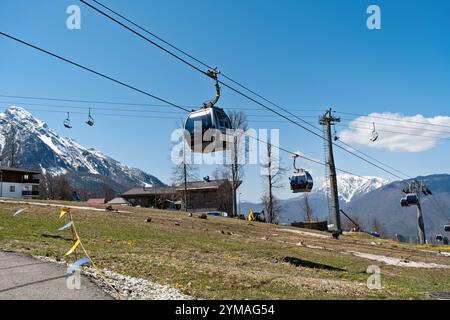 Le funivie scivolano sul terreno montuoso in una giornata limpida - Rosa Khutor, Russia, 15 aprile 2023 Foto Stock