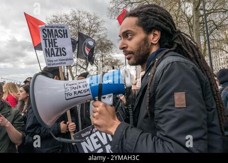 Londra, Regno Unito. 1 aprile 2017. La polizia tenne i sostenitori della rete Anti-fascista, degli antifascisti di Londra e dell'unità contro il fascismo (UAF) che erano venuti per mostrare la loro opposizione all'EDL e alla Gran Bretagna prima ben lontano, ma in vista dei primi raduni dell'EDL e della Gran Bretagna. Accusano il diritto estremista di usare l'attacco per alimentare la loro propaganda razzista anti-musulmana e anti-migrante. C'erano all'incirca il doppio degli antifascisti rispetto ai gruppi di destra messi insieme e continuarono a cantare la loro opposizione al razzismo e al fascismo. Foto Stock