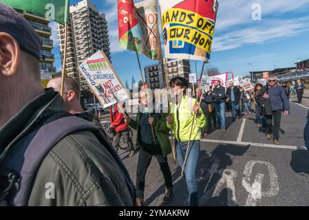 Londra, Regno Unito. 25 marzo 2017. Gli attivisti di Southwark marciano oltre una zona minacciata del consiglio sulla Old Kent Rd sulla strada da Canada Water per protestare alla Thurlow Lodge Community Hall sulla Aylesbury Estate, chiedendo al Consiglio laburista di Southwark di salvare case e posti di lavoro nel quartiere. La marcia ha riunito gli inquilini e le organizzazioni residenti, le reti commerciali locali e altri contrari alla demolizione delle proprietà del consiglio di Southwark per la rigenerazione delle case di lusso, vendendo terreni pubblici a imprenditori privati e associazioni abitative orientate al profitto e costringendo le piccole imprese attraverso la politica Foto Stock