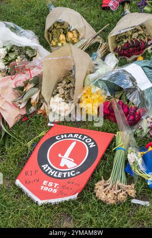 Aprile. Dieci giorni dopo l'attacco terroristico di Westminster, la gente si ferma ancora per guardare e fotografare i fiori delle vittime lungo tutto il fronte di Parliament Square. Uno striscione di Charlton Athletic ricorda il PC Keith Palmer, che era un sostenitore del club. Foto Stock