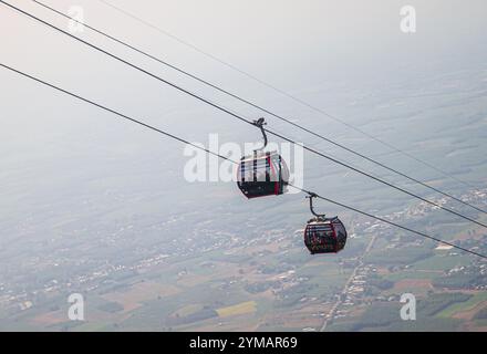 Funivia sul monte Ba Den, il punto più alto della regione meridionale per attrarre i turisti da visitare a Tay Ninh, Vietnam Foto Stock