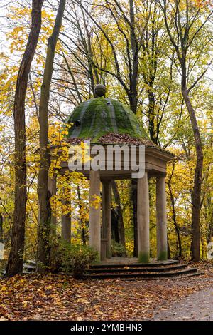 Il tempio Haarmanns nella foresta autunnale sulla collina Hohenstein nelle montagne Ardey vicino a Witten, nella zona della Ruhr, nella Renania settentrionale-Vestfalia, Germania. der Foto Stock