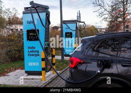 Alpitronic Hypercharger, stazione di ricarica rapida per veicoli elettrici vicino al lago Phoenix nel quartiere Hoerde di Dortmund, Renania settentrionale-Vestfalia, Ger Foto Stock