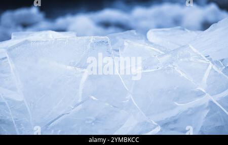 Frammenti di ghiaccio, foto ravvicinata con messa a fuoco morbida selettiva. Sfondo blu naturale Foto Stock