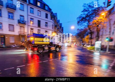 PRODUZIONE - 21 novembre 2024, Assia, Francoforte sul meno: Un veicolo da gritting della Frankfurter Entsorgungs- und Service GmbH (FES) è in strada in città. I dipendenti FES hanno avuto il loro primo incarico invernale con i veicoli da grattare in nevicate leggere e temperature intorno al punto di congelamento. Foto: Andreas Arnold/dpa Foto Stock