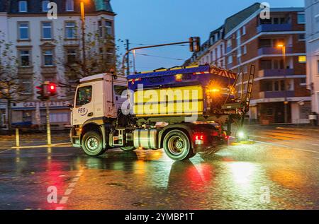 PRODUZIONE - 21 novembre 2024, Assia, Francoforte sul meno: Un veicolo da gritting della Frankfurter Entsorgungs- und Service GmbH (FES) è in strada in città. I dipendenti FES hanno avuto il loro primo incarico invernale con i veicoli da grattare in nevicate leggere e temperature intorno al punto di congelamento. Foto: Andreas Arnold/dpa Foto Stock