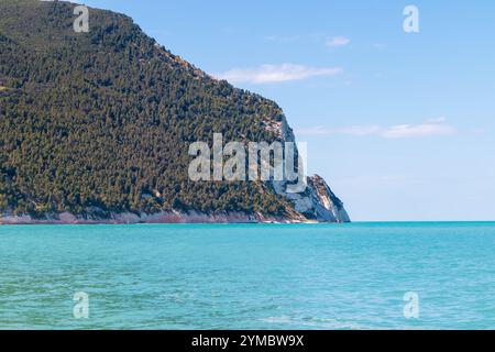 La bellissima spiaggia di urbani sulla costa del Conero Foto Stock