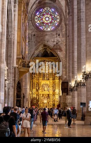 Vista generale all'interno della Cattedrale - Basilica de Santa Maria de Mallorca, a palma, sull'isola di Maiorca, che è popolare tra i turisti britannici. Foto Stock