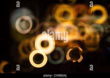 Lenti astratte, sfocate, sfocate, catadiottriche o reflex con riflessi bokeh a forma di ciambella di notte. Foto Stock