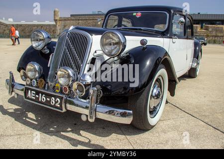 Auto d'avanguardia citroen classica parcheggiata vicino a una fortezza, che mostra la sua eleganza vintage e il suo significato storico Foto Stock