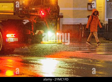 PRODUZIONE - 21 novembre 2024, Assia, Francoforte sul meno: Un veicolo da gritting della Frankfurter Entsorgungs- und Service GmbH (FES) è in strada in città. I dipendenti FES hanno avuto il loro primo incarico invernale con i veicoli da grattare in nevicate leggere e temperature intorno al punto di congelamento. Foto: Andreas Arnold/dpa Foto Stock