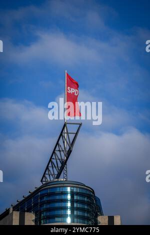 Berlino, Germania. 21 novembre 2024. La bandiera SPD vola nella brezza mattutina sopra la Willy Brandt House, il quartier generale del partito SPD. Il dibattito sulla candidatura del SPD a cancelliere continua. Crediti: Kay Nietfeld/dpa/Alamy Live News Foto Stock