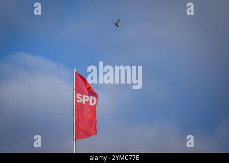 Berlino, Germania. 21 novembre 2024. La bandiera SPD vola nella brezza mattutina sopra la Willy Brandt House, il quartier generale del partito SPD. Il dibattito sulla candidatura del SPD a cancelliere continua. Crediti: Kay Nietfeld/dpa/Alamy Live News Foto Stock