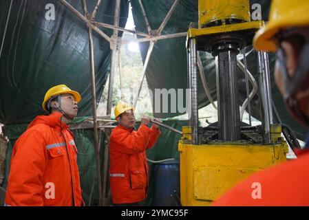 Changsha, la provincia cinese di Hunan. 20 novembre 2024. Le persone lavorano nel campo d'oro di Wangu nella contea di Pingjiang, nella provincia di Hunan, nella Cina centrale, 20 novembre 2024. PER ANDARE CON il "deposito d'oro supergigante scoperto nel Hunan della Cina centrale" credito: Dai Bin/Xinhua/Alamy Live News Foto Stock