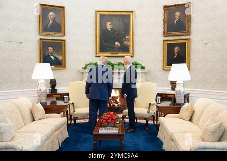 WASHINGTON DC, USA - 13 novembre 2024 - il presidente degli Stati Uniti Joe Biden incontra il presidente eletto Donald Trump nell'ufficio ovale della Casa Bianca, Washington DC Foto Stock