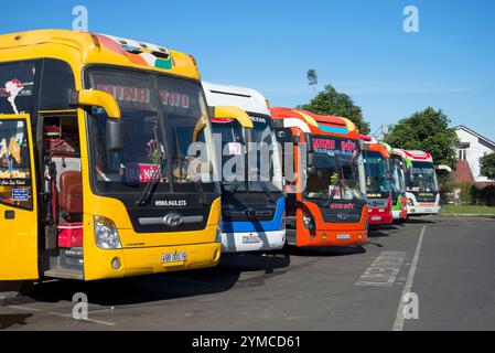 DALAT, VIETNAM - 28 DICEMBRE 2015: Autobus multicolore a lunga percorrenza presso la stazione degli autobus di Dalat. Vietnam Foto Stock