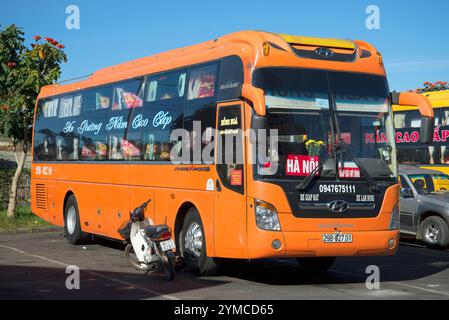 DALAT, VIETNAM - 28 DICEMBRE 2015: Autobus Hyundai Sleeper che arriva da Hanoi in primo piano. Stazione degli autobus di Dalat City, Vietnam Foto Stock