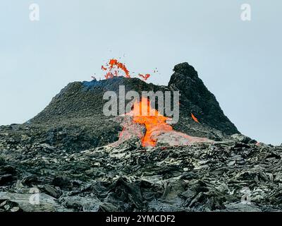 Eruzione vulcanica Fagradalsfjall 2025, eruzione vulcanica islandese, Grindavíkurkaupstaður, penisola meridionale, Islanda. Fagradalsfjall è un vulcano attivo Foto Stock