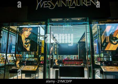 Chengdu, Cina, Sichuan, negozio sul davanti, cosmetici di lusso, "Yves Saint Laurent", Interior Design, From Outside, Sign, Fashion Brands Foto Stock