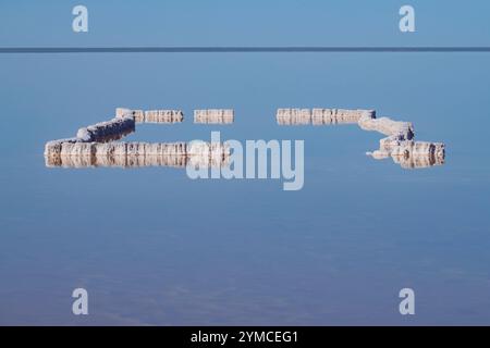 Rovine di vecchi bagni di fango ricoperti di sale sul lago salato Elton in una soleggiata mattina di maggio. Regione di Volgograd, Russia Foto Stock