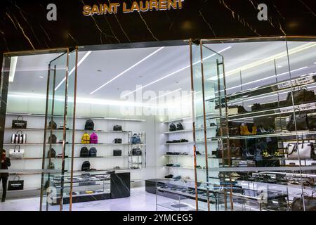 Chengdu, Cina, Sichuan, negozio, abbigliamento di lusso e accessori, "Saint Laurent", interni, esposizione, Foto Stock