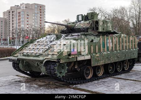 SAN PIETROBURGO, RUSSIA - 5 NOVEMBRE 2024: Veicolo da combattimento della fanteria M2A2 "Bradley". Mostra dell'esposizione di attrezzature catturate dagli speci Foto Stock