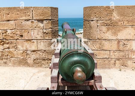 Sul bastione della fortezza di Essaouira, resti di un antico cannone puntato verso il mare Foto Stock