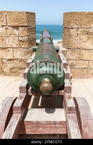 Sul bastione della fortezza di Essaouira, resti di un antico cannone puntato verso il mare Foto Stock