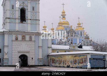 Kiev, Ucraina. 21 novembre 2024. Piazza San Michele (Mykhailivska) nel centro di Kiev, coperta dalla prima neve dell'anno. Crediti: Andreas Stroh/Alamy Live News Foto Stock