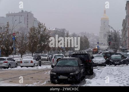 Kiev, Ucraina. 21 novembre 2024. Cattedrale di Santa Sofia vista da Piazza San Michele (Mykhailivska) nel centro di Kiev, coperta dalla prima neve dell'anno. Crediti: Andreas Stroh/Alamy Live News Foto Stock
