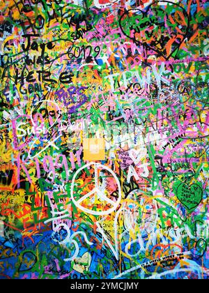 Il colorato muro Lennon dedicato a John Lennon, in Piazza del Gran Priorato, nel quartiere di Malá strana, lo storico muro legale dei graffiti a Praga, in Cechia. Foto Stock