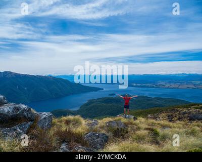 Ritratto di un escursionista con le braccia al di fuori del Parco nazionale di Fiordland Foto Stock