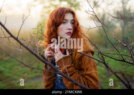 Ritratto di donne rosse in campo nebbioso in autunno Foto Stock