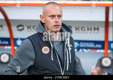 LUBIN, POLONIA - 19 OTTOBRE 2024: Partita di calcio polacca PKO Ekstraklasa tra KGHM Zaglebie Lubin e Jagiellonia Bialystok. Allenatore di Zaglebie M Foto Stock